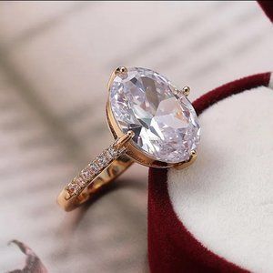Stunning 18K Gold oval diamond engagement ring